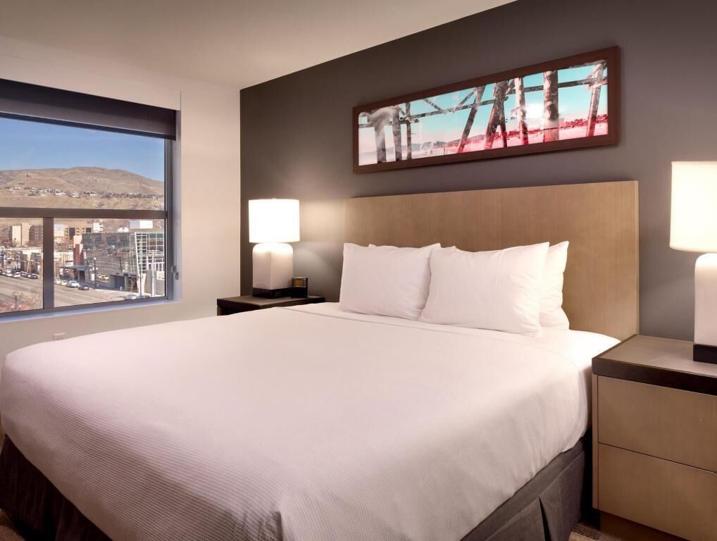 Sängtillbehör av högsta kvalitet, skrivbord och strykjärn/strykbräda