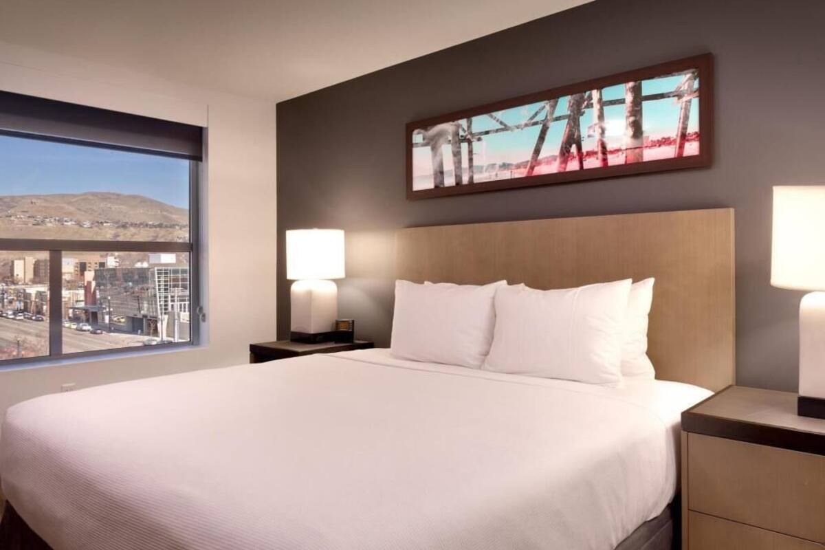 Premium bedding, desk, iron/ironing board, free WiFi