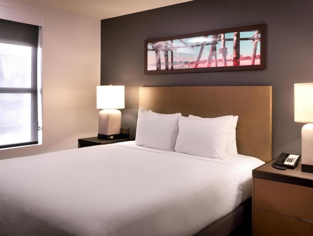 Sängtillbehör av högsta kvalitet, skrivbord och strykjärn/strykbräda