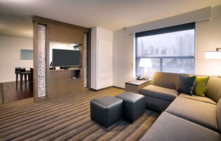 Suite, 1 Schlafzimmer, barrierefrei, Badewanne | Hochwertige Bettwaren, Schreibtisch, Bügeleisen/Bügelbrett