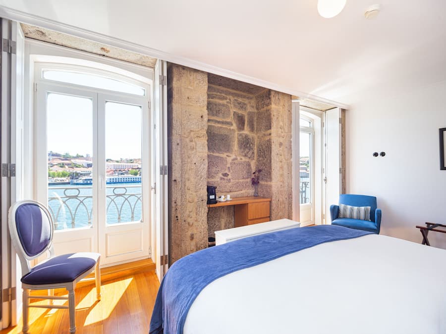 Quarto superior, vista para o rio | Roupas de cama premium, edredons de pluma, frigobar, cofres nos quartos