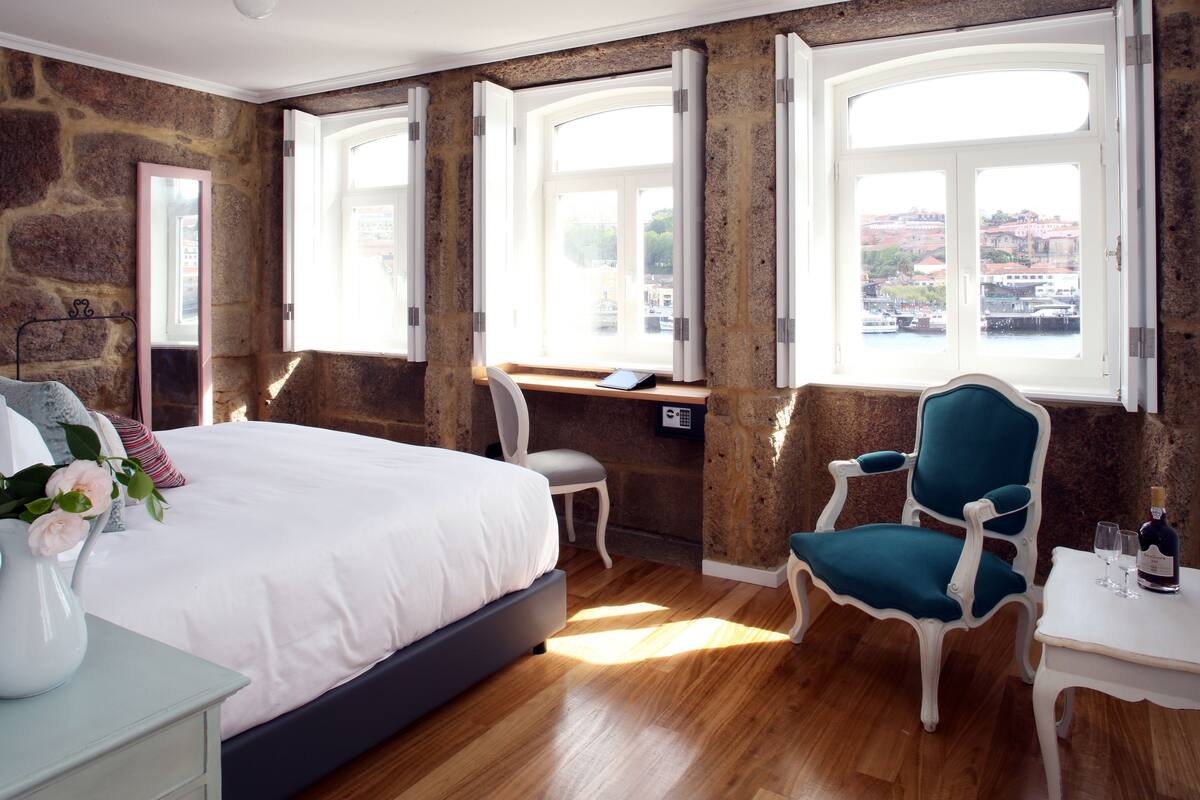 Ropa de cama de alta calidad, cubrecamas y minibar