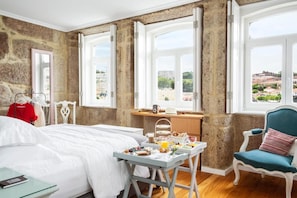 Ropa de cama de alta calidad, cubrecamas y minibar