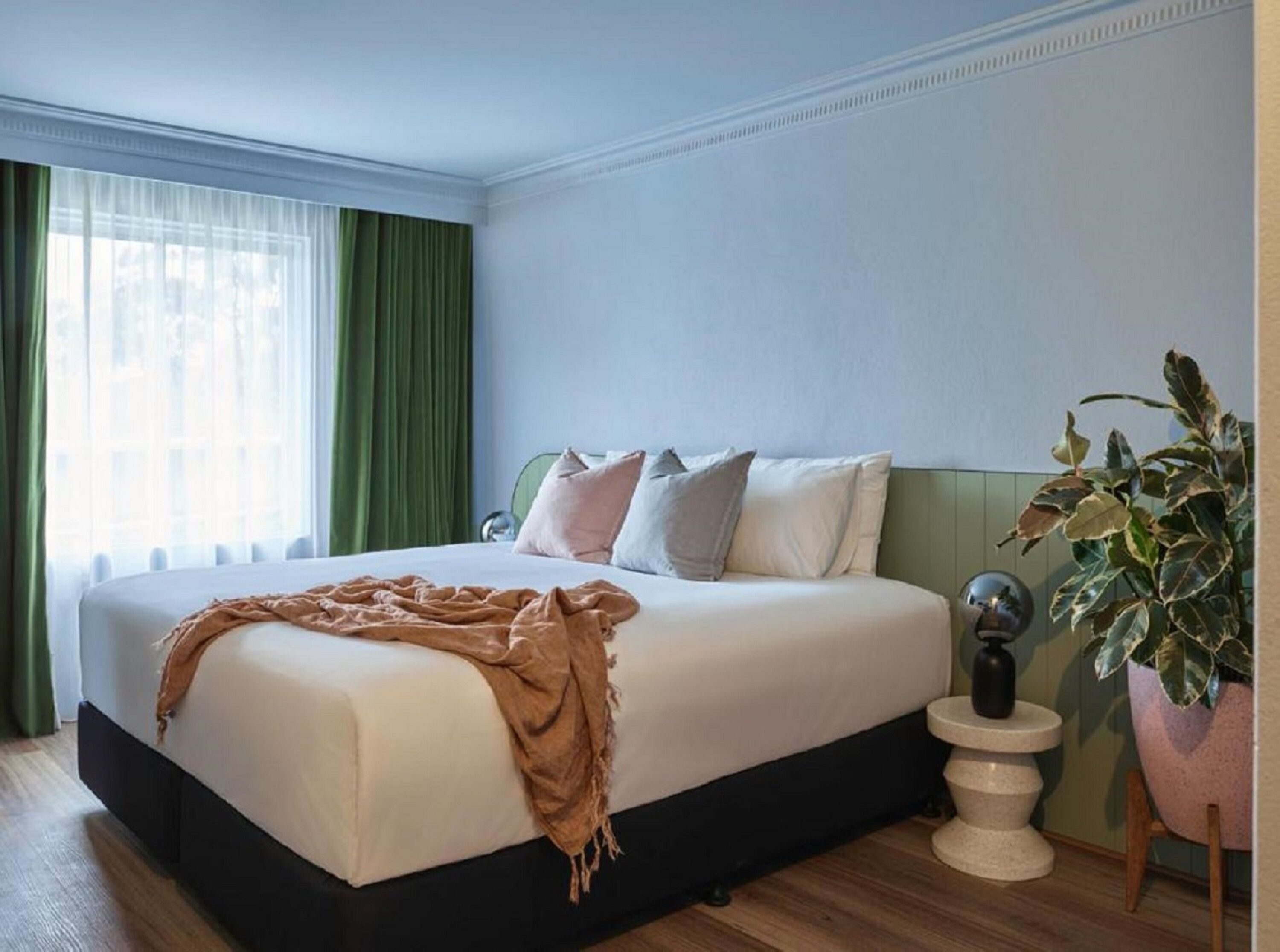 Roupas de cama premium, cortinas blackout, ferros/tábuas de passar roupa