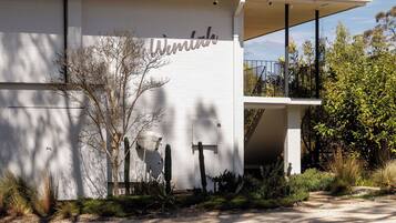 Un edificio moderno con fachada blanca y tejado de tejas.