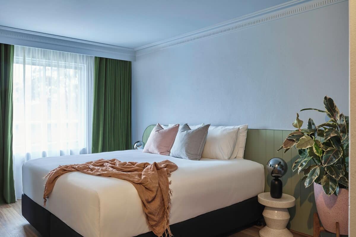 Luxe beddengoed, verduisterende gordijnen, een strijkplank/strijkijzer