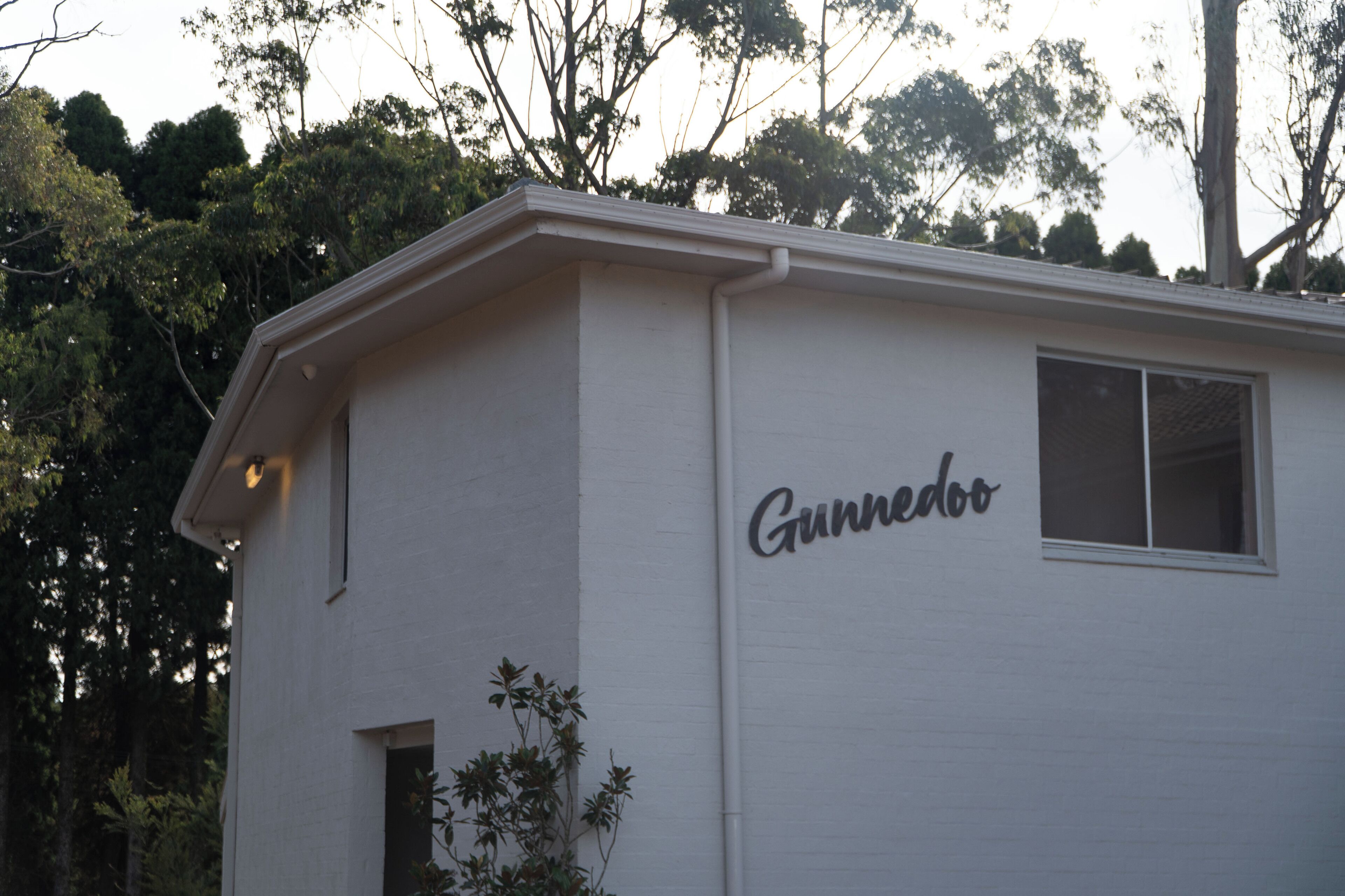 A building with the name "Gunnedoo" on its side.