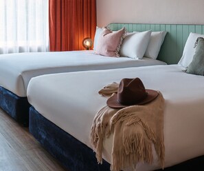 Habitación con 2 camas individuales (Queen) | Ropa de cama de alta calidad y cortinas opacas