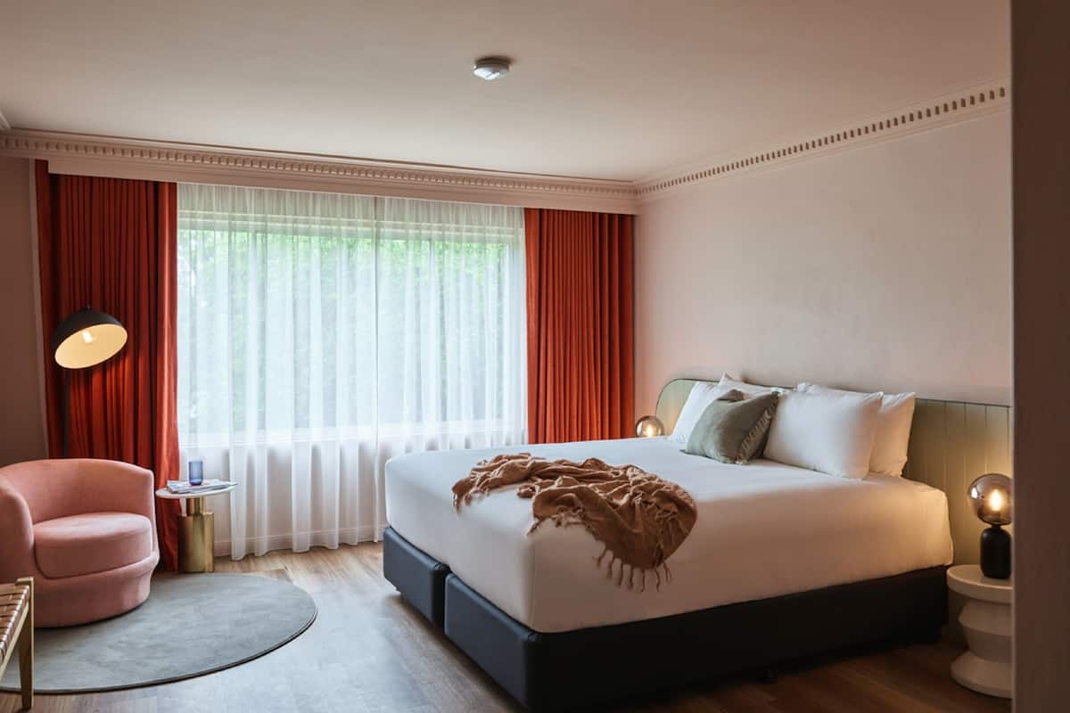 Roupas de cama premium, cortinas blackout, ferros/tábuas de passar roupa