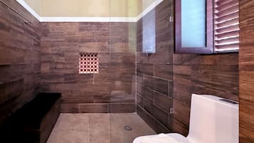Habitación junior | Baño | Regadera, secadora de cabello, batas, toallas