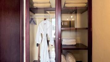 Habitación doble junior | Minibar y caja de seguridad en la habitación