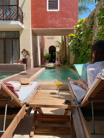 Una piscina al aire libre