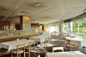 3 restaurants, breakfast, lunch, dinner served; international cuisine