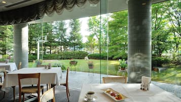 3 か所のレストラン、朝食、ランチ、ディナーに営業 (多国籍料理)