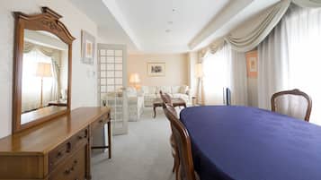 Habitación ejecutiva con 2 camas individuales | Área de sala de estar | Televisión de pantalla plana