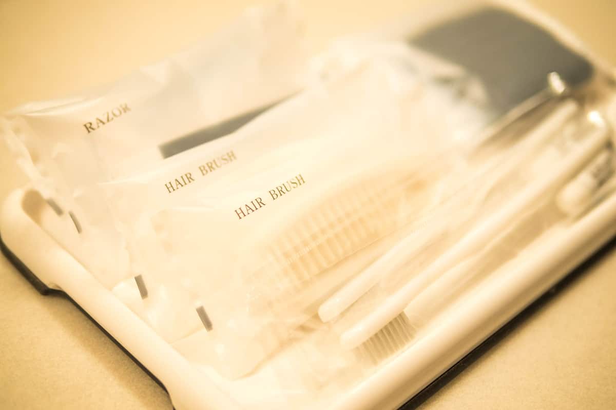 combined shower/bathtub, hair dryer, electronic bidet, towels