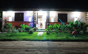 Fassade der Unterkunft – Abend/Nacht