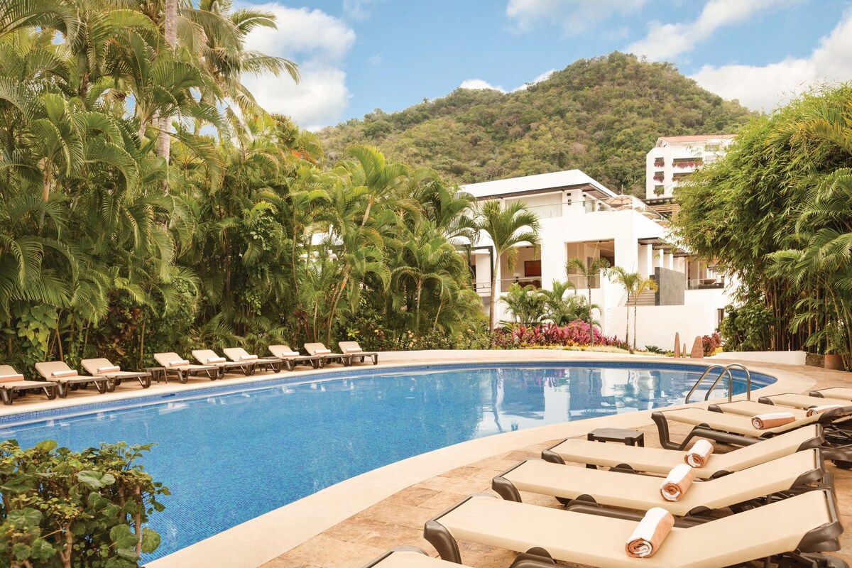 4 outdoor pools, pool umbrellas, sun loungers