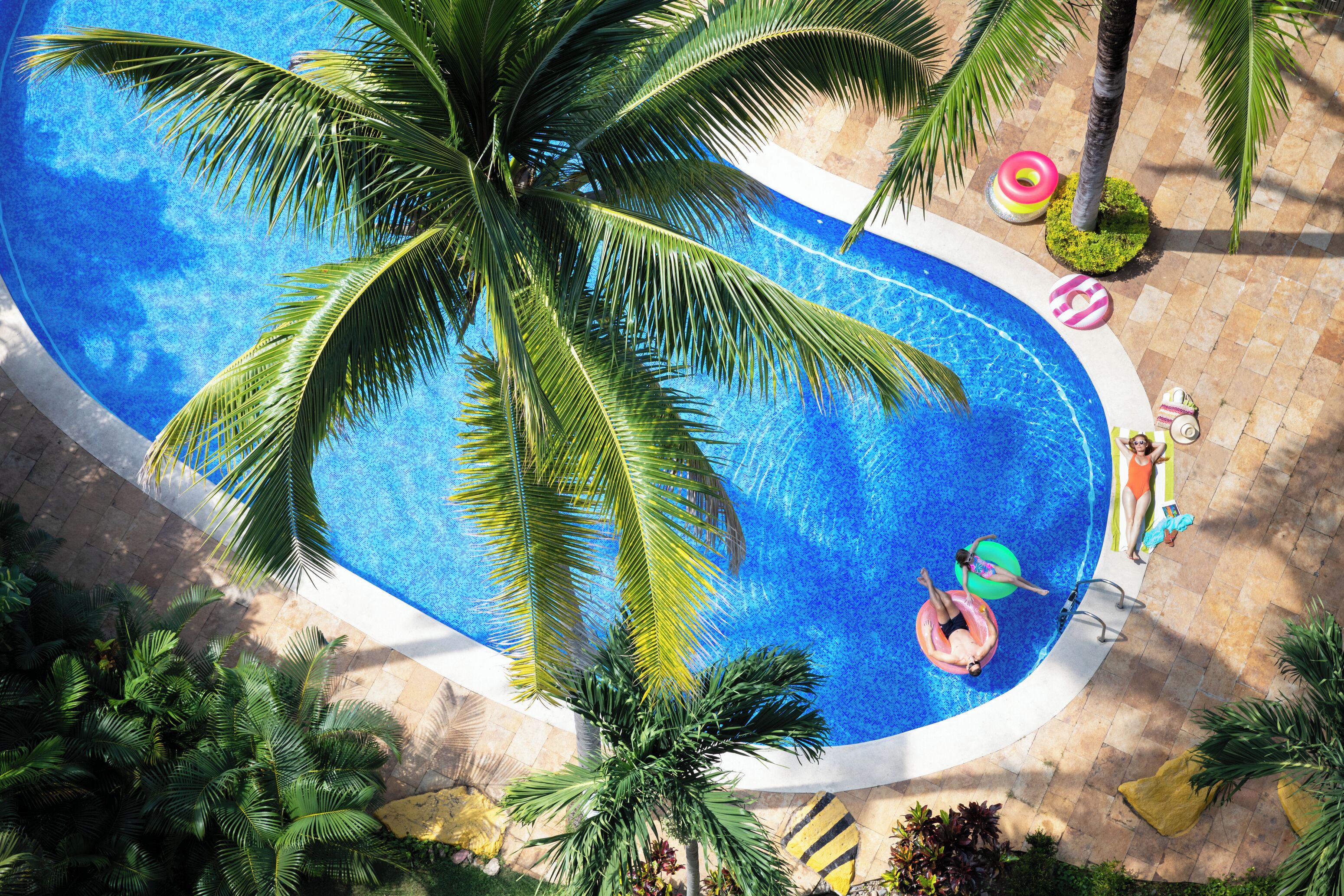 4 outdoor pools, pool umbrellas, sun loungers