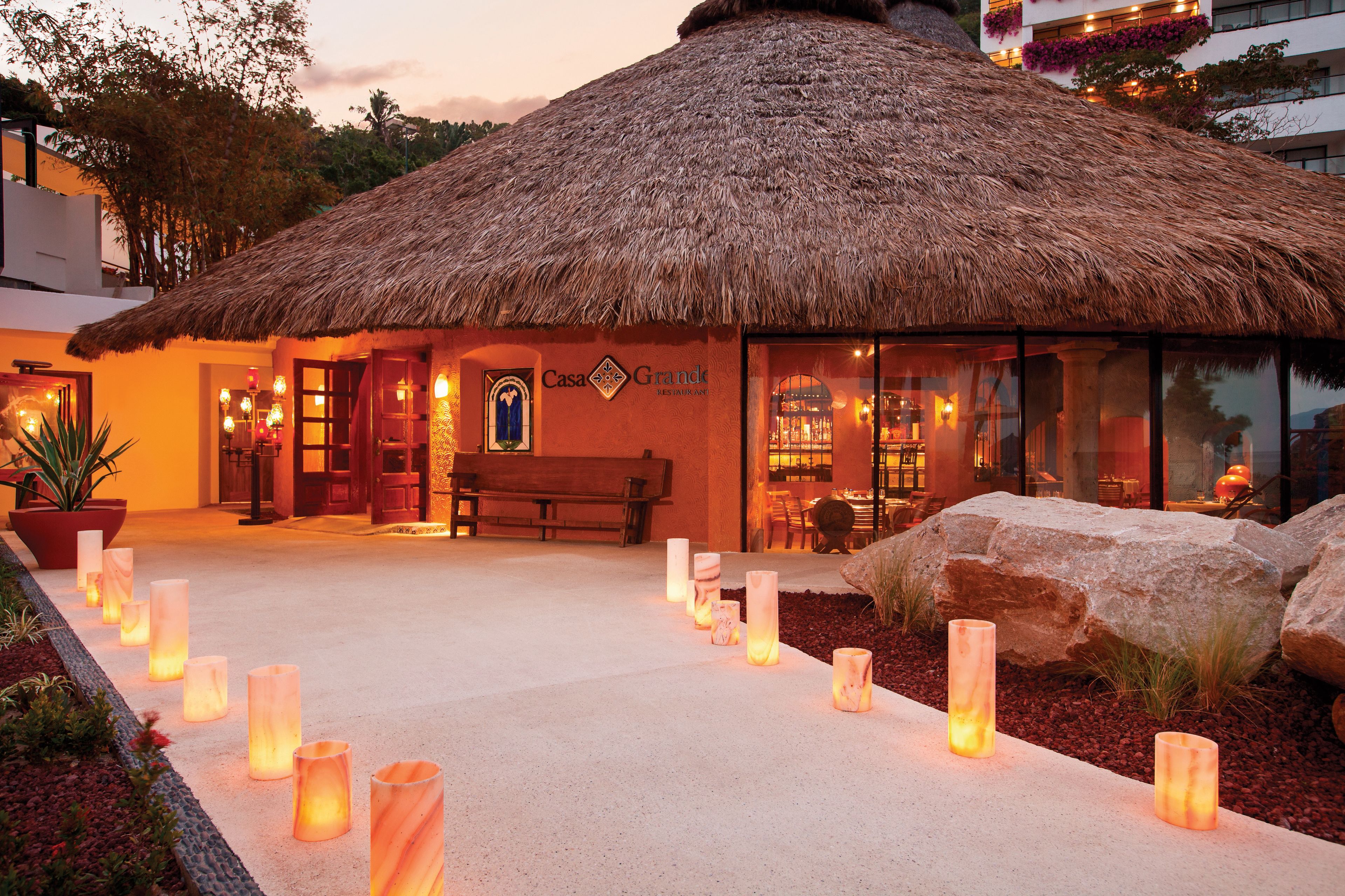 5 من المطاعم، حيث تُقدم وجبات الإفطار، الغداء، العشاء، الاطباق المكسيكية