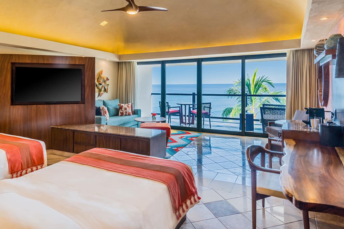 Club Ocean View Suite Double | Minibar con artículos gratuitos, caja fuerte, escritorio