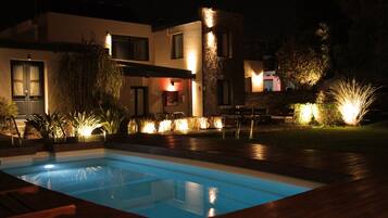Una piscina al aire libre (de 08:00 a 21:30), tumbonas