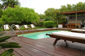 Outdoor pool, open 10 AM to 10 PM, sun loungers - Posada El Capullo (Colonia del Sacramento)