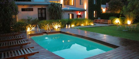 Piscina a l'aire lliure (horari: 10:00-22:00) i gandules