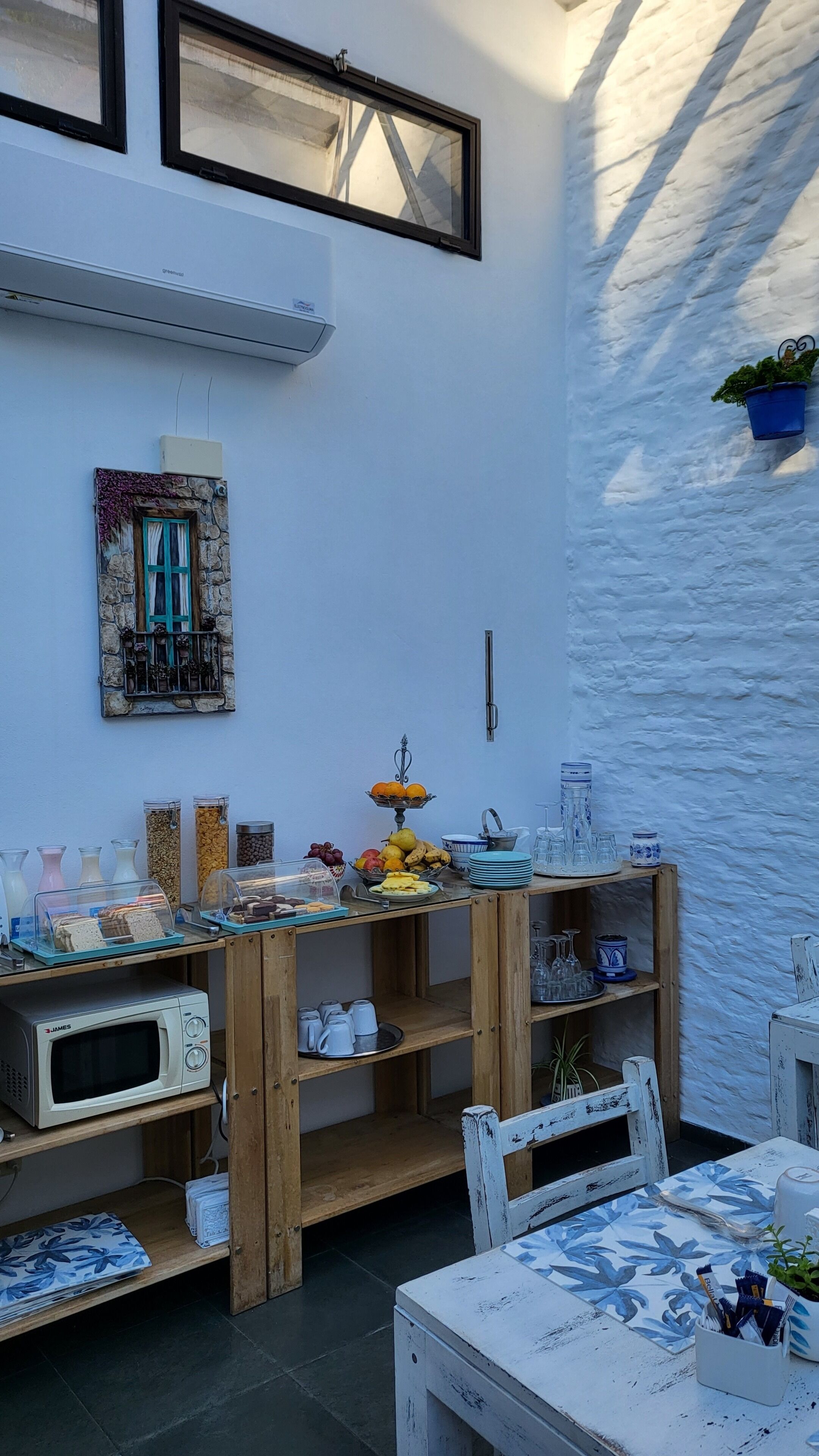 Desayuno con diferentes alimentos y un microondas.