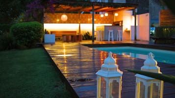 Outdoor pool, open 10 AM to 10 PM, pool loungers