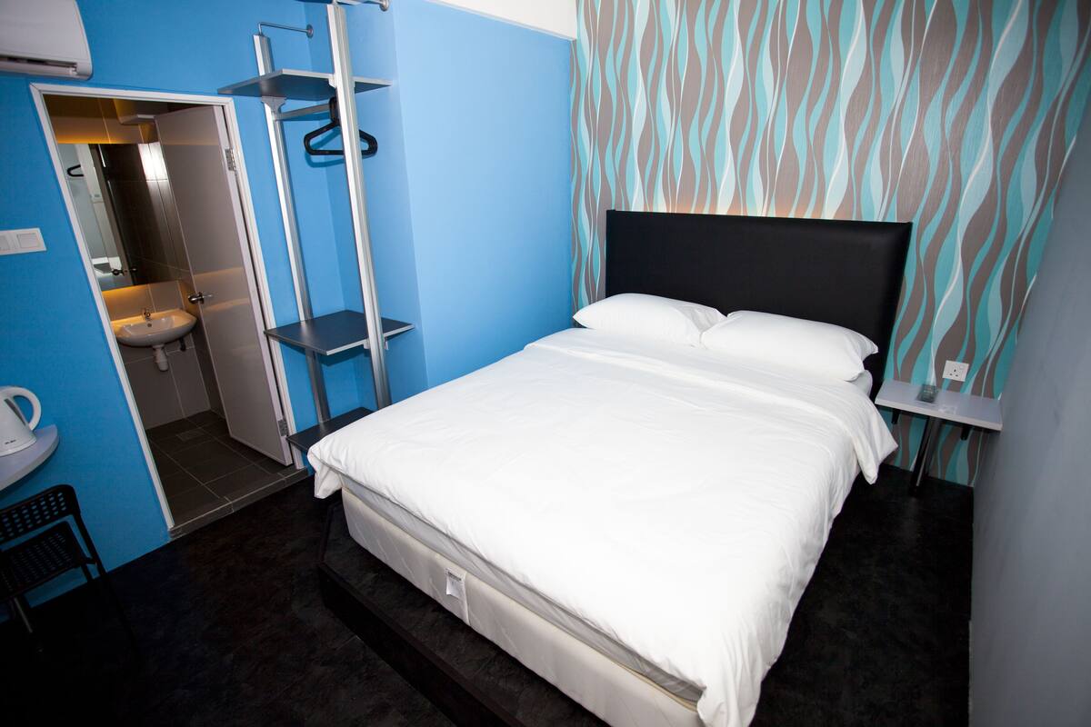 Deluxe Room (Designer) | Premium bedding, desk, iron/ironing board (on request), rollaway beds