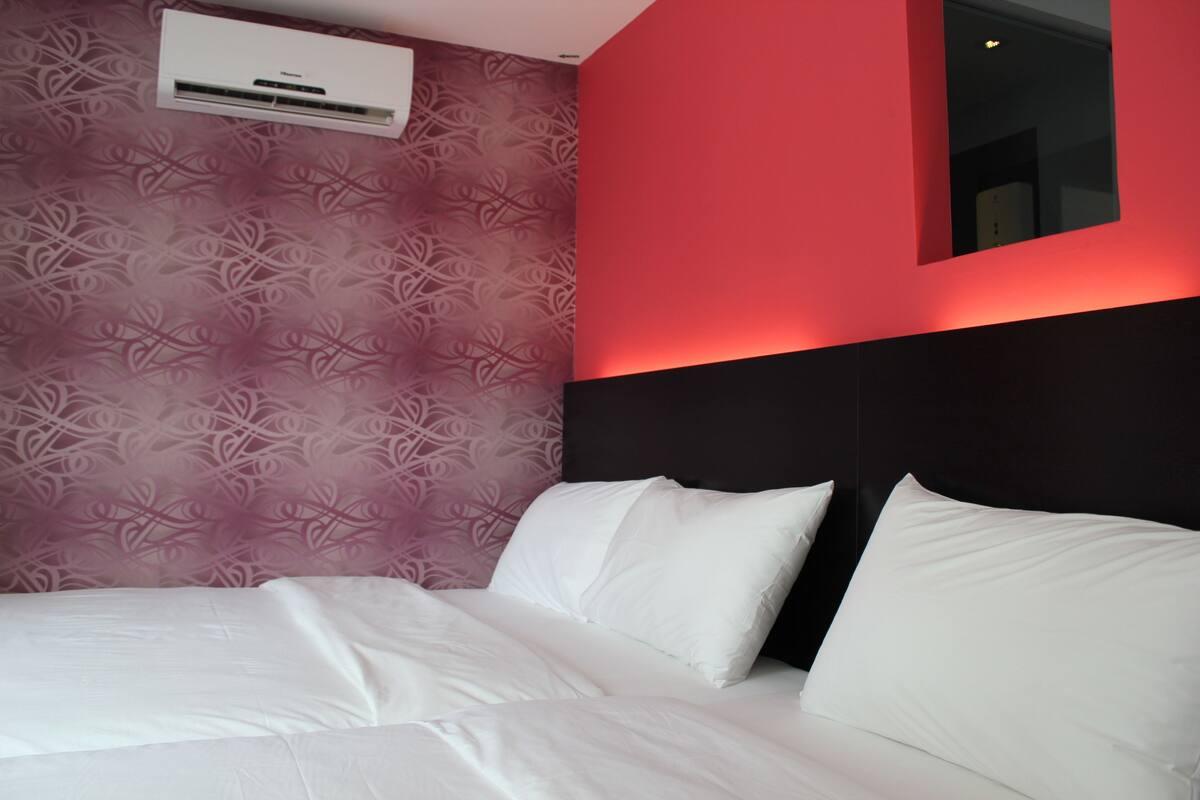 Deluxe Room (Family) | Premium bedding, desk, iron/ironing board (on request), rollaway beds