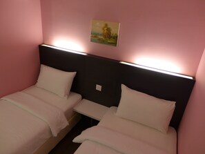 Chambre Deluxe avec lits jumeaux | Literie de qualité supérieure, bureau, fer et planche à repasser
