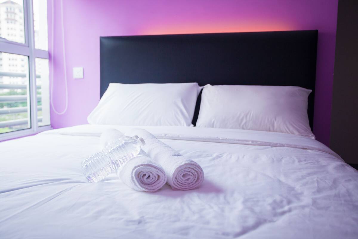 Deluxe Room (Romance) | Premium bedding, desk, iron/ironing board (on request), rollaway beds