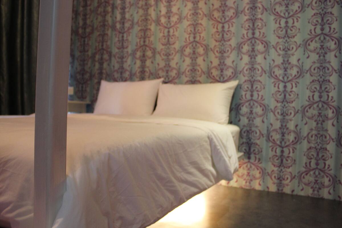 Eiffel Romance | Premium bedding, desk, iron/ironing board (on request), rollaway beds