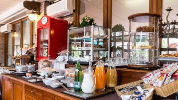 Petit déjeuner buffet servi tous les jours en supplément