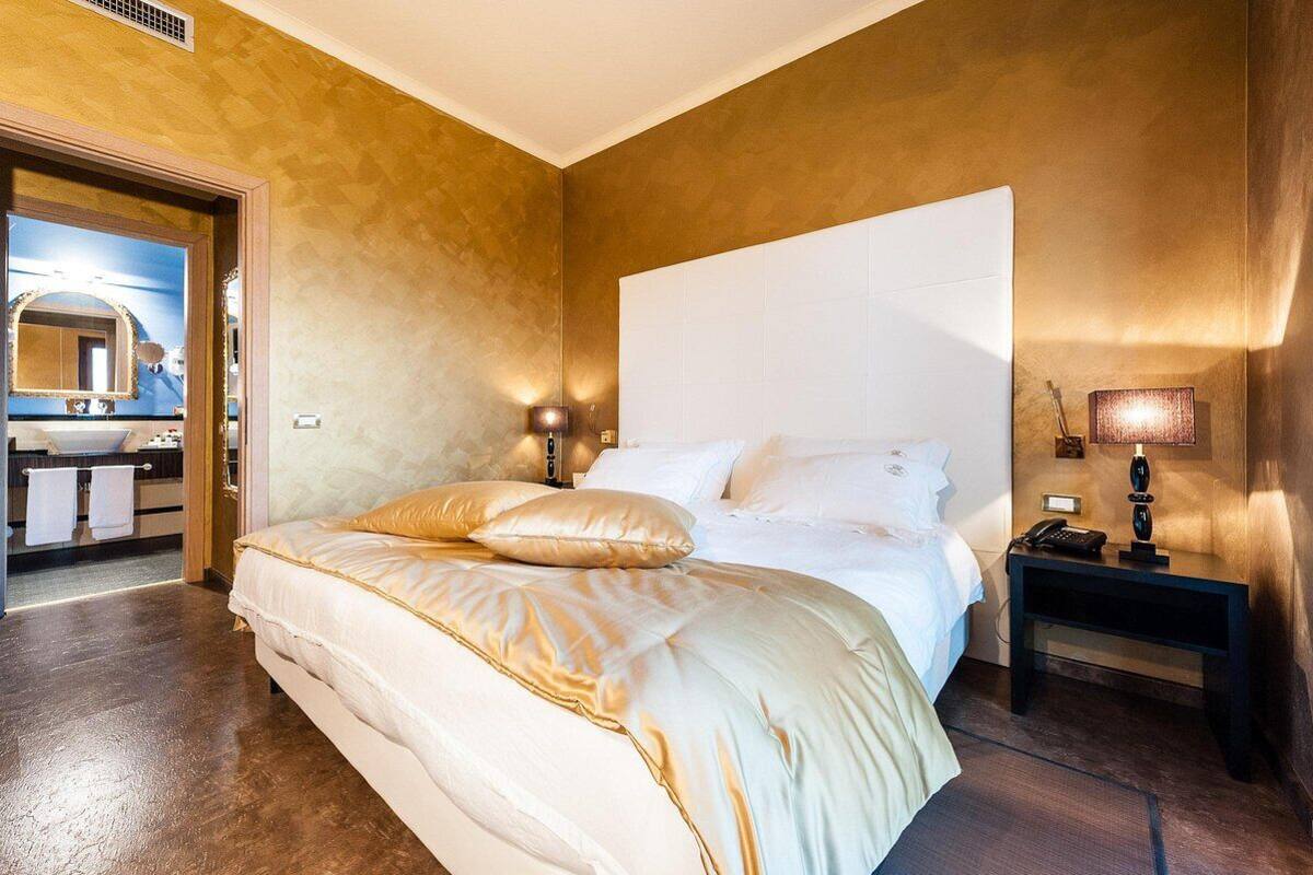 Suite Gold with Terrace | 高級寝具、ミニバー、セーフティボックス (室内)、デスク