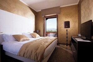 Premium bedding, minibar, in-room safe, individually furnished - Phi Hotel Corte delle Terme (Viterbo)