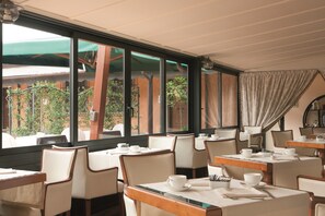 A restaurant with tables and chairs arranged for dining. - Phi Hotel Corte delle Terme (Viterbo)