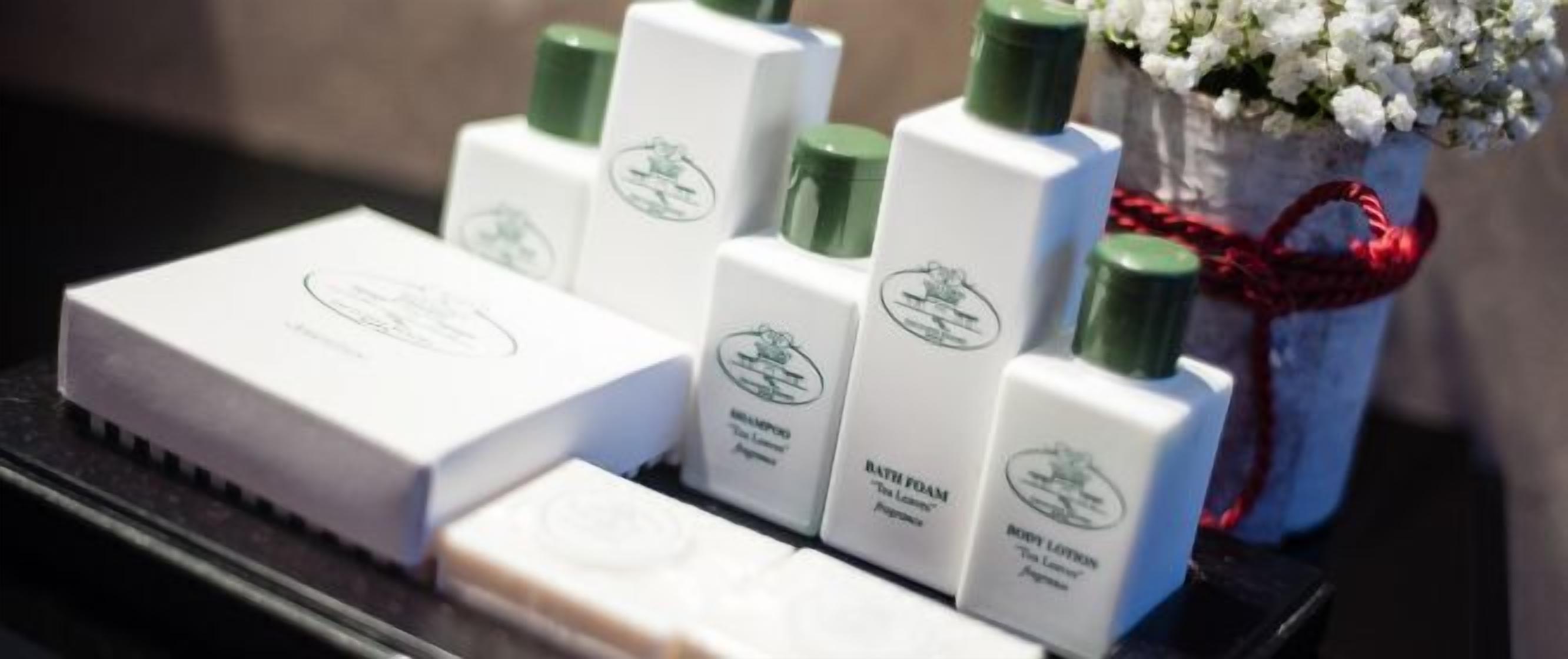 Variedad de artículos de baño como champú, loción corporal y espuma de baño.