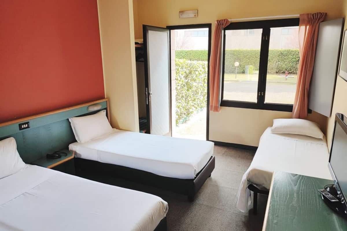 economy triple room | 1 bedroom, premium bedding, down duvets, pillow-top beds