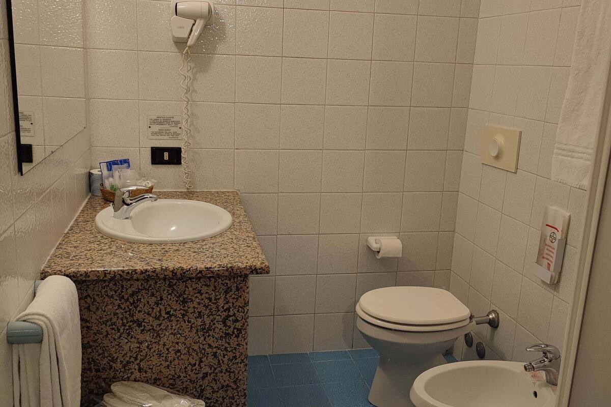 shower, rainfall showerhead, free toiletries, hair dryer