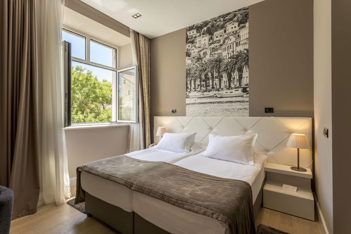 Ropa de cama hipoalergénica, minibar, caja fuerte y escritorio