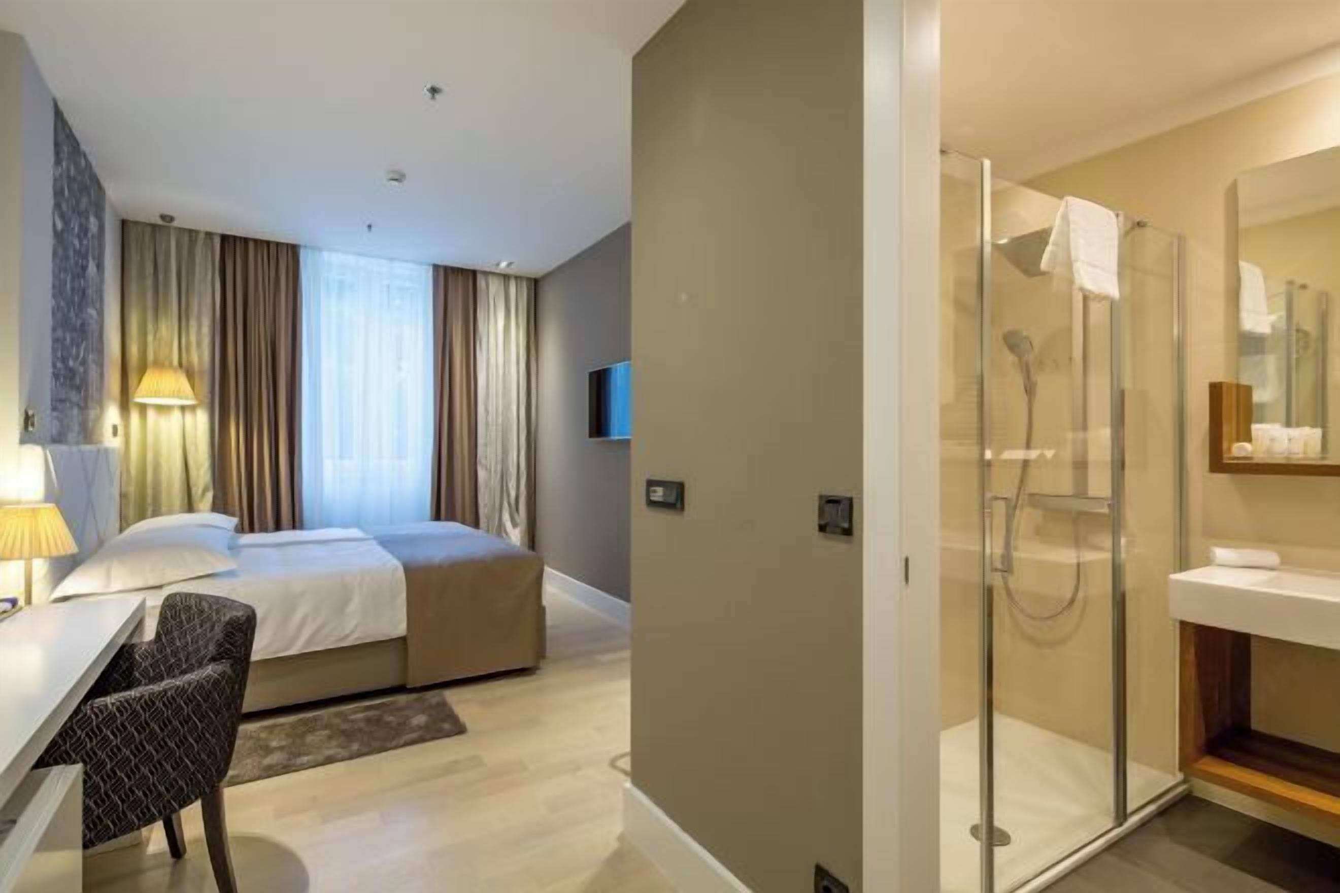 Hypo-allergenic bedding, minibar, in-room safe, desk