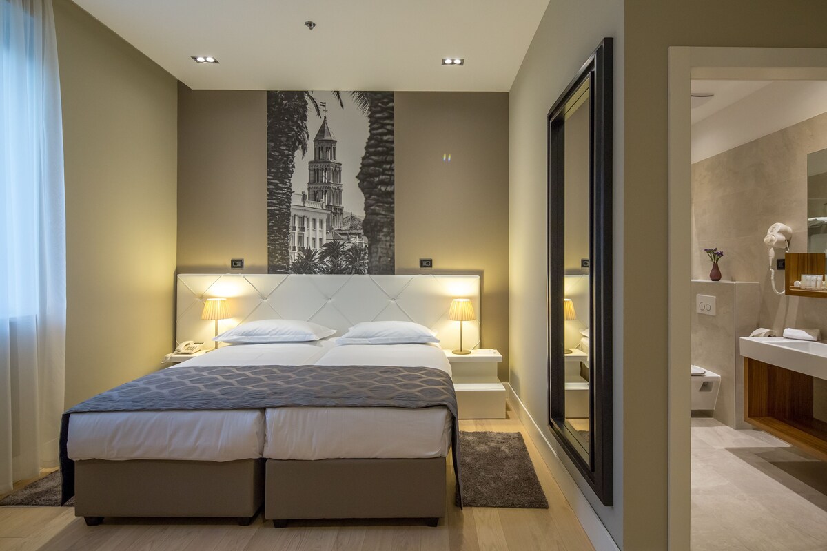 Hypo-allergenic bedding available, minibar, in-room safe, desk