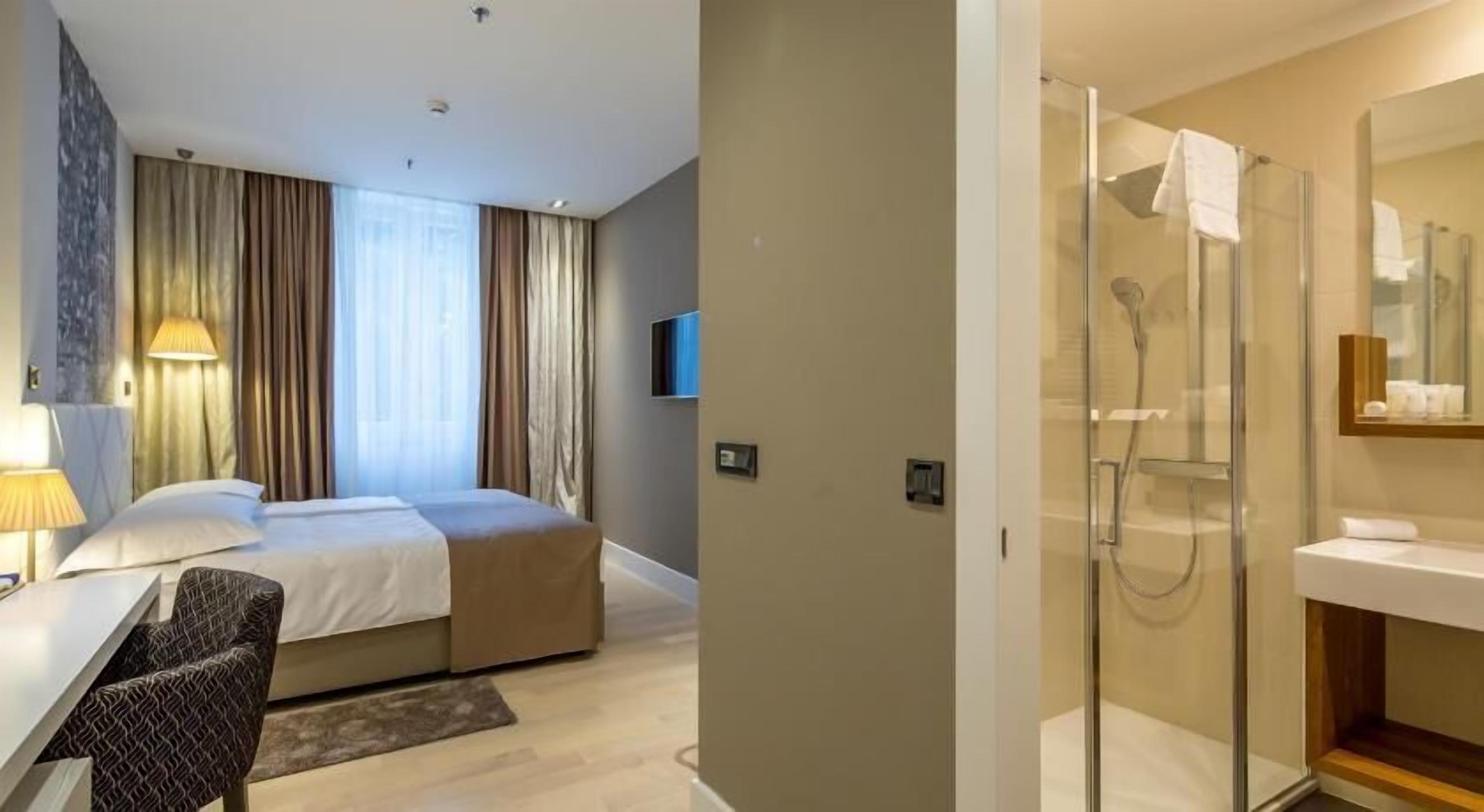 Hypo-allergenic bedding, minibar, in-room safe, desk
