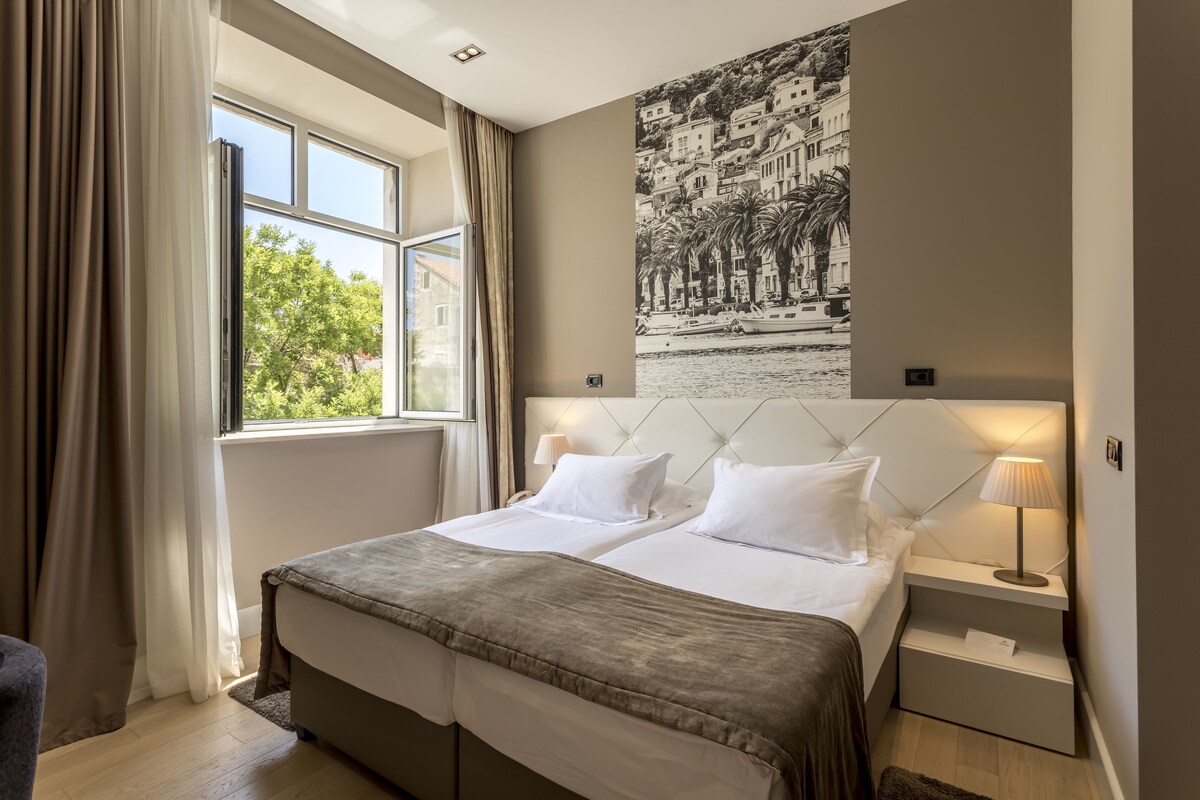 Hypo-allergenic bedding available, minibar, in-room safe, desk