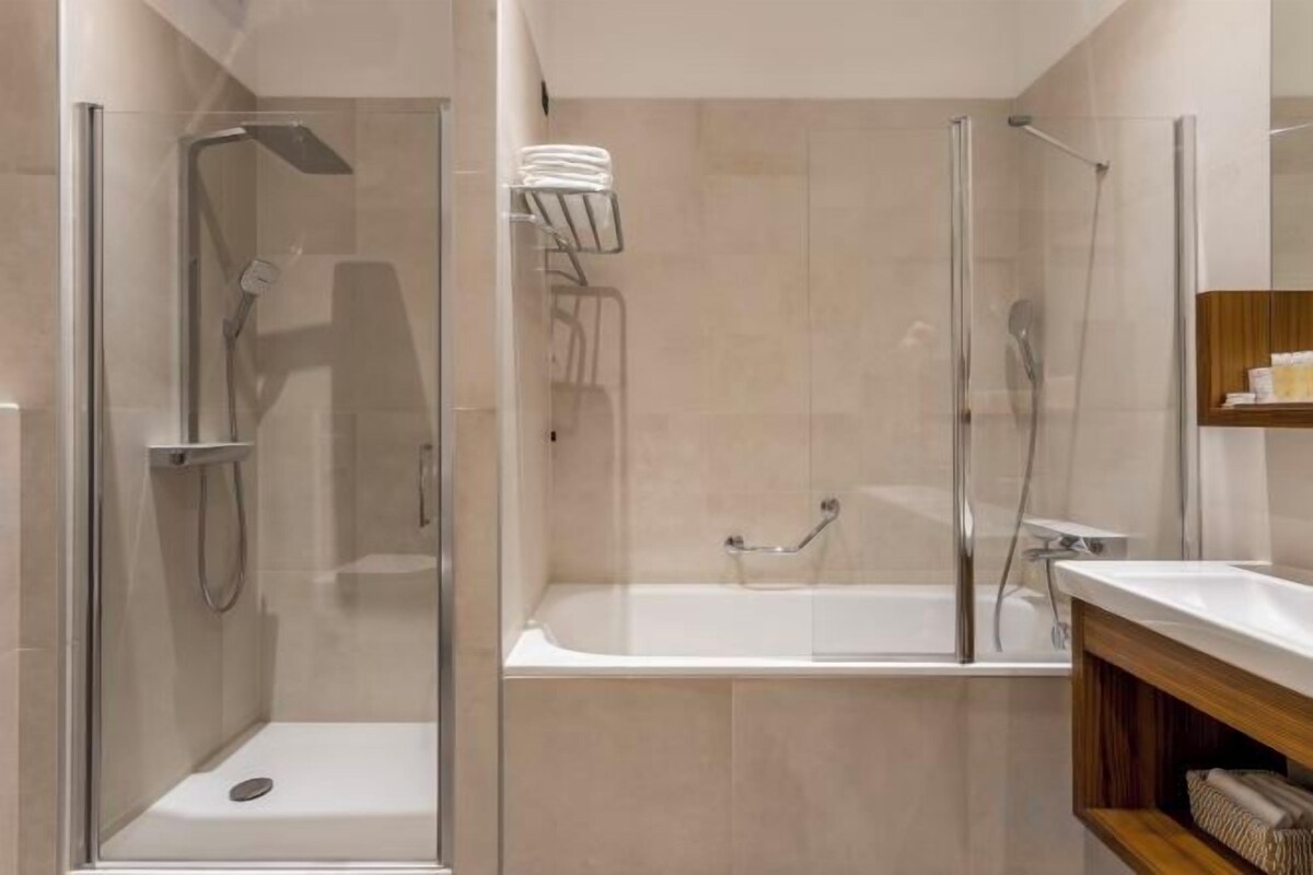 Salle de bain | Douche à « effet pluie », articles de toilette de luxe, sèche-cheveux