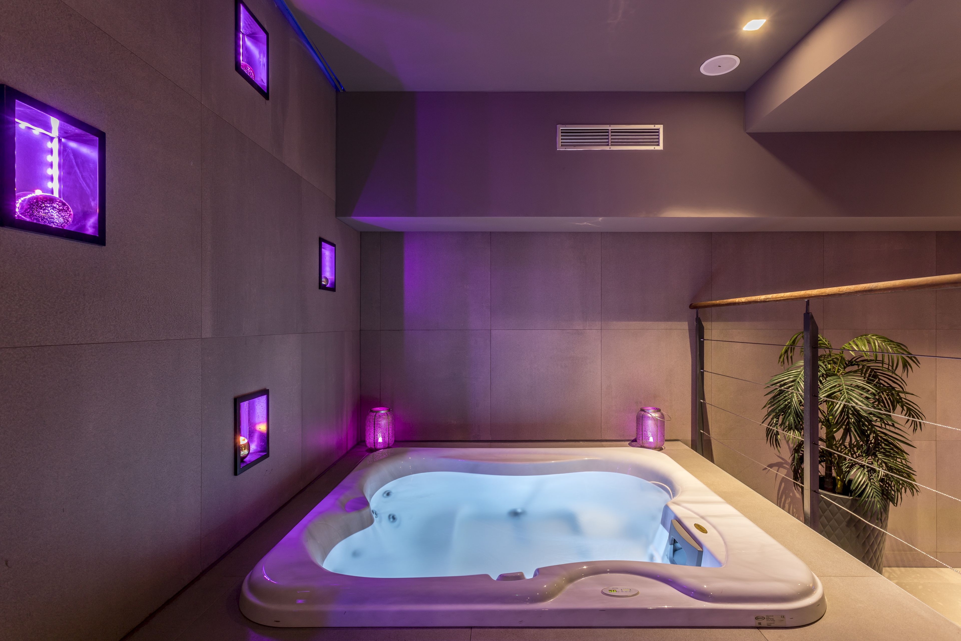 Indoor spa tub