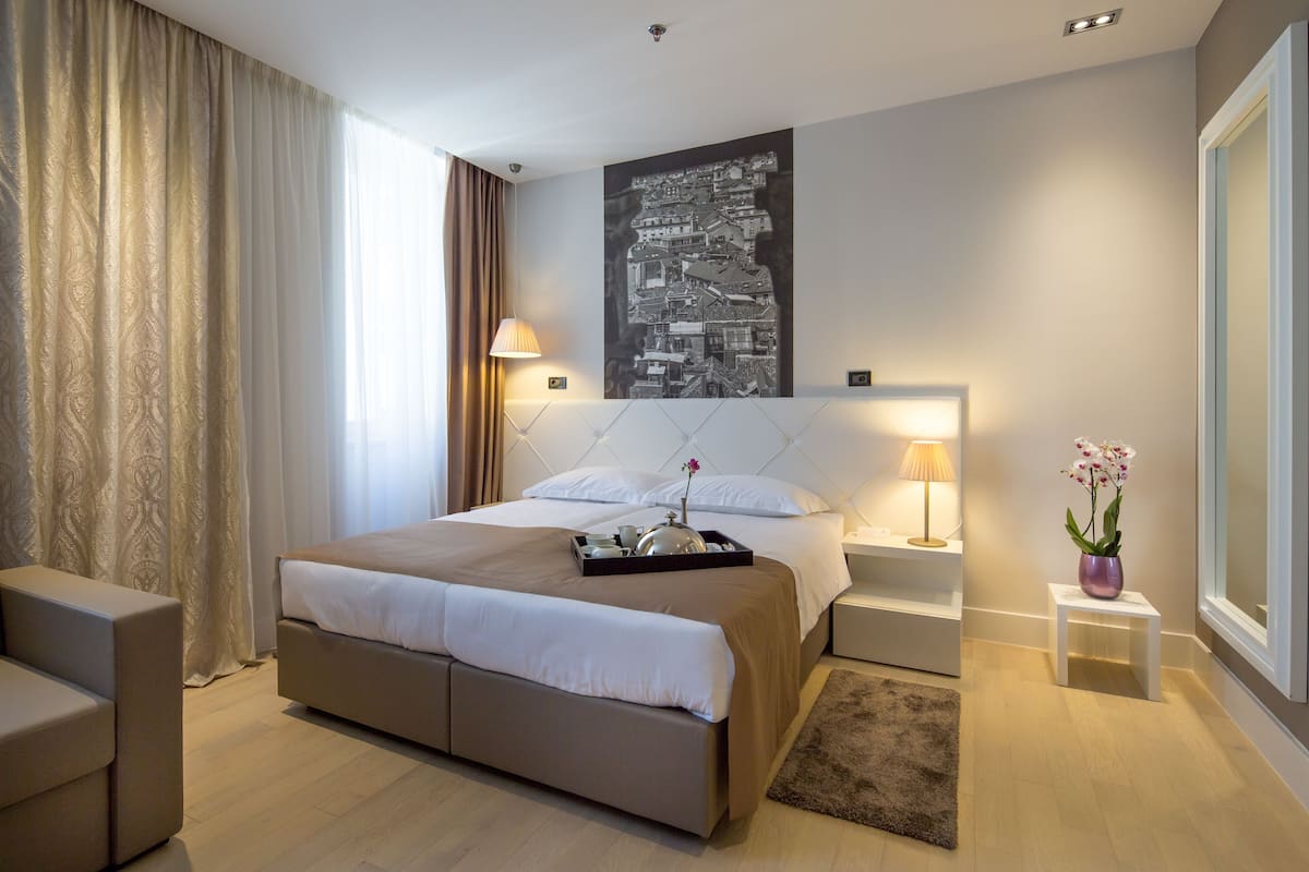 1 bedroom, hypo-allergenic bedding, minibar, in-room safe